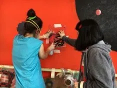Foto 4 - El mural del Certamen de Creaci&oacute;n Joven va tomando forma