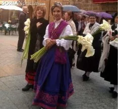 Una imagen de la comitiva floral antes de llegar santuario de la Virgen de los Milagros. /Ainalb Alomar