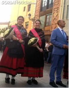 Una imagen de la comitiva floral antes de llegar santuario de la Virgen de los Milagros. /Ainalb Alomar
