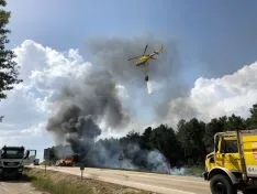 Foto 3 - La N-122, cortada por el incendio de un cami&oacute;n