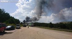 Foto 6 - La N-122, cortada por el incendio de un camión