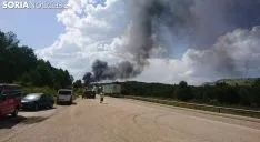 Foto 6 - La N-122, cortada por el incendio de un cami&oacute;n
