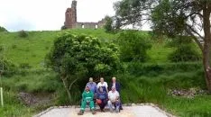 Foto 3 - Las labores de un grupo de voluntarios mejoran entornos de Hinojosa de la Sierra