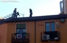 Los bomberos en el tejado del edificio. /SN