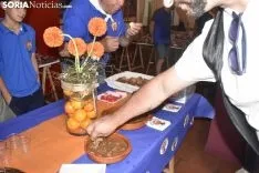 Reparto de la tajada en crudo en los locales de cuadrilla. /EM