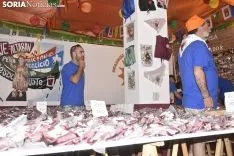 Reparto de la tajada en crudo en los locales de cuadrilla. /EM