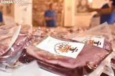 Reparto de la tajada en crudo en los locales de cuadrilla. /EM