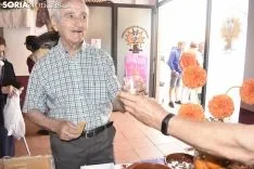 Reparto de la tajada en crudo en los locales de cuadrilla. /EM