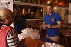 Reparto de la tajada en crudo en los locales de cuadrilla. /EM