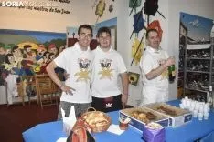 Reparto de la tajada en crudo en los locales de cuadrilla. /EM