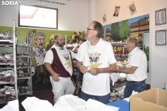 Reparto de la tajada en crudo en los locales de cuadrilla. /EM