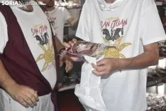 Reparto de la tajada en crudo en los locales de cuadrilla. /EM