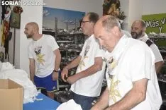 Reparto de la tajada en crudo en los locales de cuadrilla. /EM