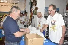 Reparto de la tajada en crudo en los locales de cuadrilla. /EM