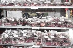 Reparto de la tajada en crudo en los locales de cuadrilla. /EM