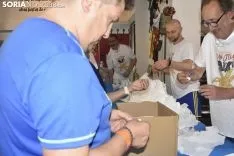 Reparto de la tajada en crudo en los locales de cuadrilla. /EM