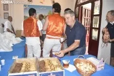 Reparto de la tajada en crudo en los locales de cuadrilla. /EM