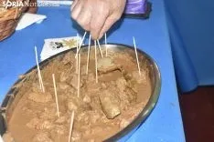 Reparto de la tajada en crudo en los locales de cuadrilla. /EM
