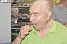 Reparto de la tajada en crudo en los locales de cuadrilla. /EM