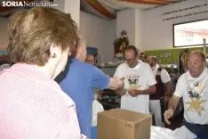 Reparto de la tajada en crudo en los locales de cuadrilla. /EM
