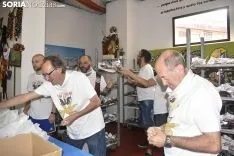 Reparto de la tajada en crudo en los locales de cuadrilla. /EM