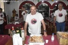 Reparto de la tajada en crudo en los locales de cuadrilla. /EM