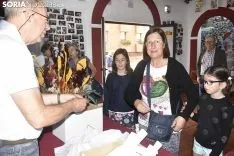 Reparto de la tajada en crudo en los locales de cuadrilla. /EM