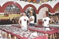 Reparto de la tajada en crudo en los locales de cuadrilla. /EM