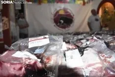 Reparto de la tajada en crudo en los locales de cuadrilla. /EM