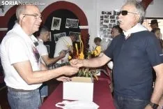 Reparto de la tajada en crudo en los locales de cuadrilla. /EM