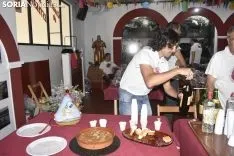 Reparto de la tajada en crudo en los locales de cuadrilla. /EM