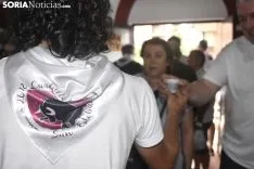Reparto de la tajada en crudo en los locales de cuadrilla. /EM