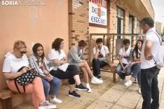 Reparto de la tajada en crudo en los locales de cuadrilla. /EM
