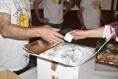Reparto de la tajada en crudo en los locales de cuadrilla. /EM
