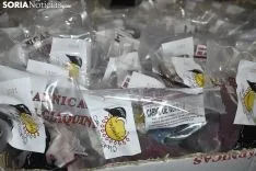 Reparto de la tajada en crudo en los locales de cuadrilla. /EM