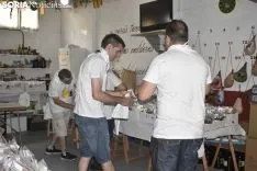 Reparto de la tajada en crudo en los locales de cuadrilla. /EM