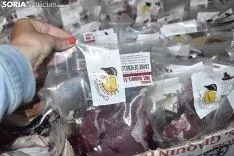 Reparto de la tajada en crudo en los locales de cuadrilla. /EM