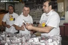 Reparto de la tajada en crudo en los locales de cuadrilla. /EM