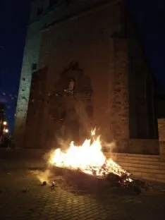 Foto 3 - &Aacute;greda enciende la hoguera ante la iglesia de San Juan