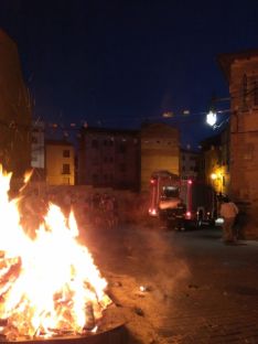 Foto 5 - Ágreda enciende la hoguera ante la iglesia de San Juan