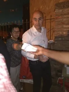 Foto 4 - &Aacute;greda enciende la hoguera ante la iglesia de San Juan