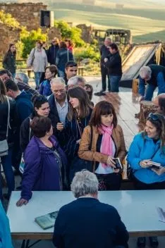 Foto 6 - Sarnago rinde homenaje a la novela 'La lluvia amarilla' de Julio Llamazares y realiza su &uacute;ltima jornada de trabajo de la primavera