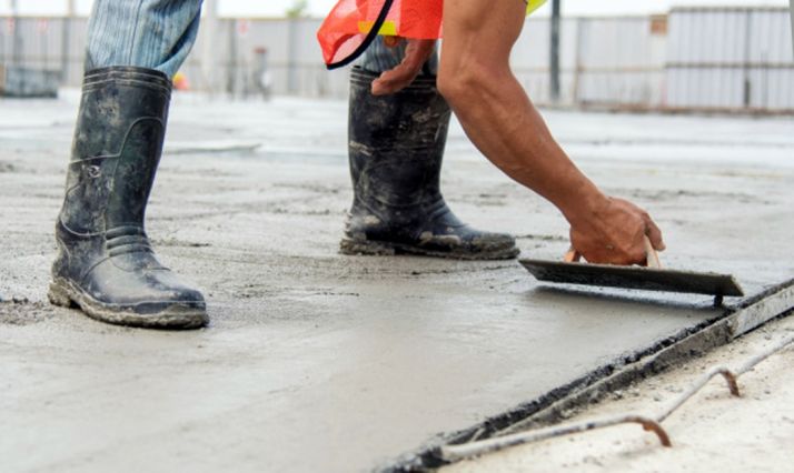 Un empleado de la construcción en una obra. 
