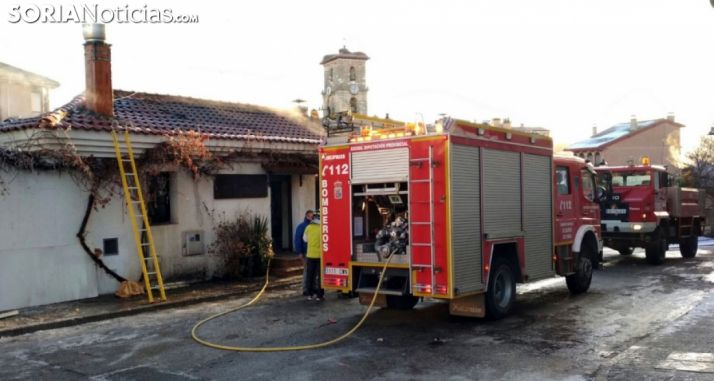 Bomberos en una actuación en Pinares. /SN