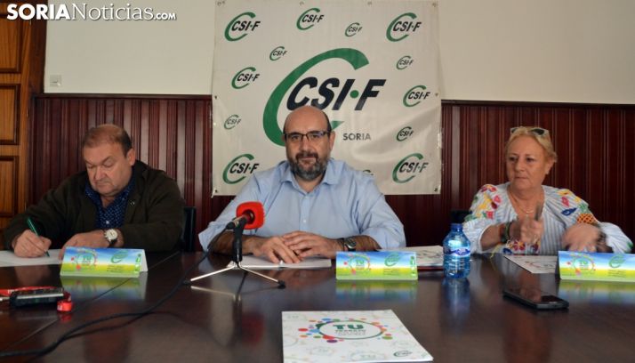 Miguel Borra, este viernes entre Reyes Martínez y Carlos Hernando. /SN