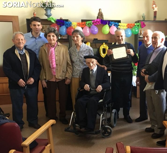 El homenajeado, con sus familiares. /SN