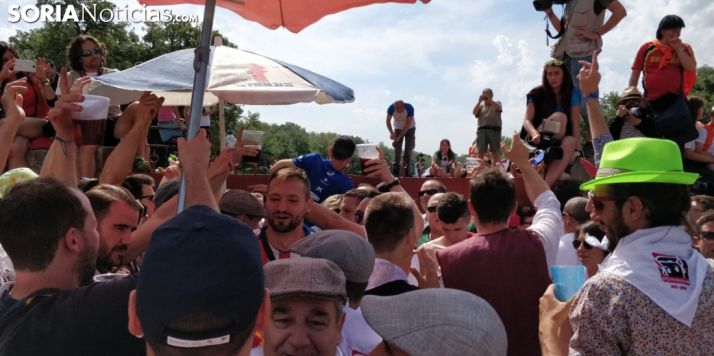 Gente esperando en la salida de La Saca,