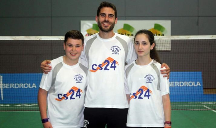 Los jóvenes jugadores con su entrenador.