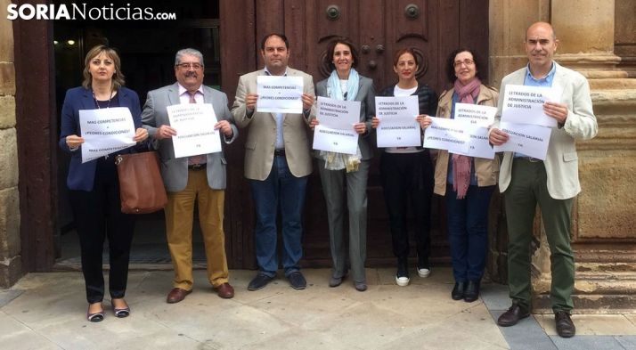 Los letrados, en la entrada del palacio de los Condes de Gómara, sede judicial de Soria. /SN
