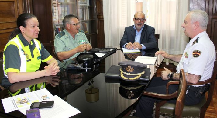 El subdelegado, en el centro, durante la reunión de trabajo con responsables de los Cuerpos de Seguridad del Estado en la provincia. /Subdeleg
